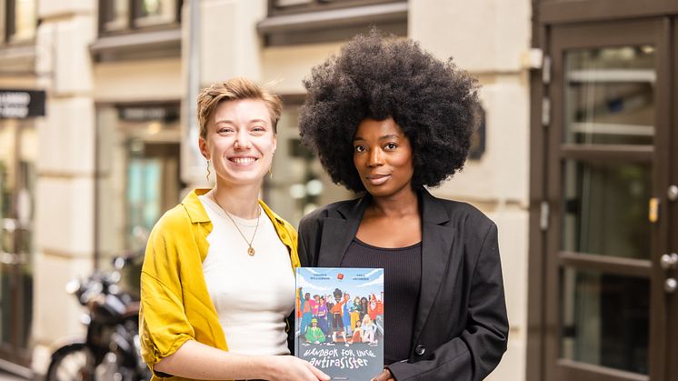 Illustratør Thea Jacobsen og forfatter Tinashe Williamson er stolte over at Håndbok for unge antirasister skal gis ut i USA. Foto: Lina Hildrum