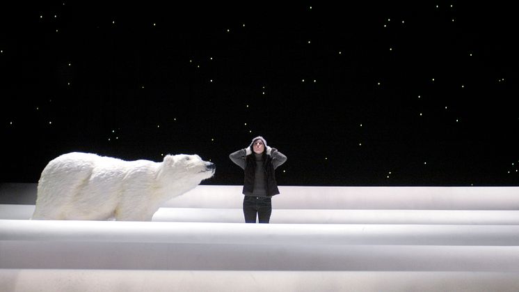 Klockan 13 auktionerar Göteborgs Stadsteater ut isbjörnen som var med i ”In a dark and northern place” på Backa  Teater 2005. På bilden även Ylva Gallon. Foto Ola Kjelbye.