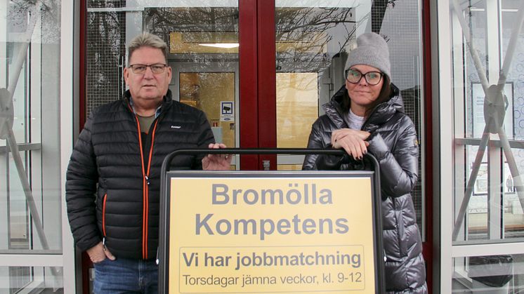 Arbetsmarknadshandläggarna Bent Hansen och Linda Wefring vid ingången till Bromölla Kompetens lokaler i Gallerian, centralt i Bromölla.