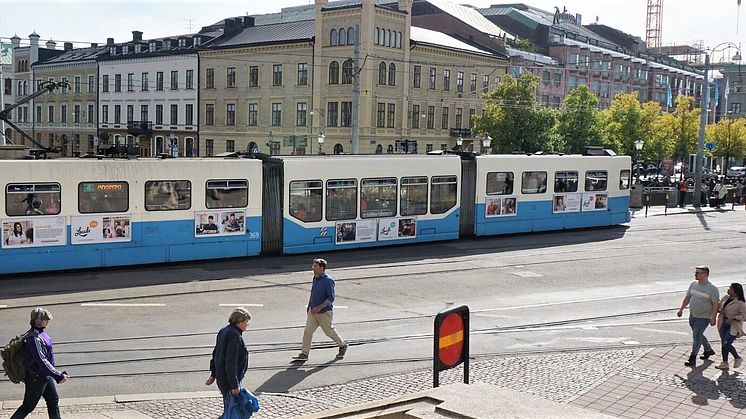 Locals-kampanjen på en spårvagn under sommaren 2023.