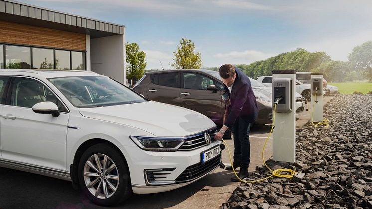 Bee och Autolease har inlett ett samarbete gällande laddning av eldrivna tjänstebilar