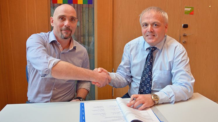 Kjetil Bergflødt i TOOLS (t.v) og kartegorimanager Edmund Kammen i Hydro signerer her den nye avtalen mellom selskapene. 