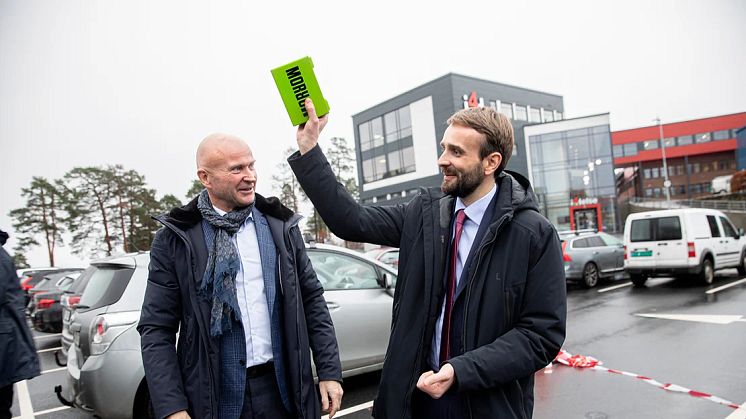 Picture of Terje Andersen, CEO of Morrow Batteries (to the left), together with Jan Christian Vestre, Minister of Trade and Industry, holding the green battery foundation stone.
