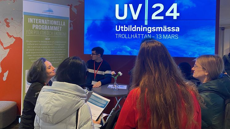 Många lärare och studenter fanns på plats för att svara på frågor om högskolans alla program.