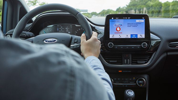 A Ford és a Vodafone kísérleti, parkolóhelyre vezető új technológiája megmutatja az autóvezetőknek, hol vannak a közelben szabad helyek és azt is, miként juthatnak oda