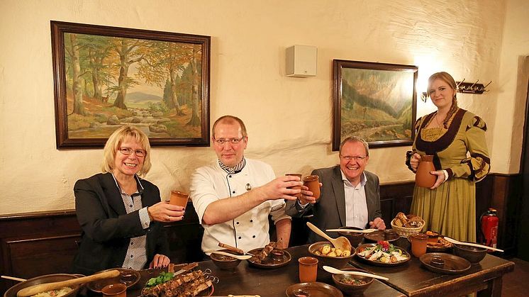 Evelyn Grahl, Küchenchef Dirk Büchel, Torsten Grahl und Maria Pöschel als Katharina von Bora präsentieren das Familienessen wie zu Luthers Zeiten (v.l.)