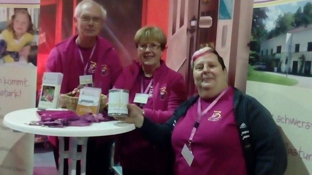 Irene und Helmut Krapf mit Christine Jentzsch am Bärenherz-Stand beim Kelly-Konzert in Riesa