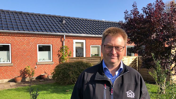 Preben Hamborg er inspektør i Boligforeningen, der valgte energirigtige tage med solcelleteglsten