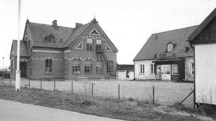 Den gamla skolbyggnaden som brann ner 2015. Foto från 1950-tal.