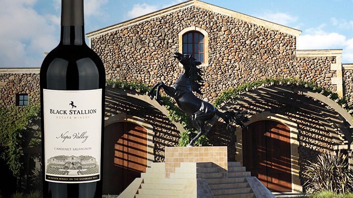 Entrén till Black Stallion Estate Winery som också är avbildad på flaskans etikett