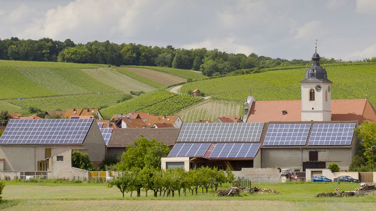 Noch nie wurde mehr Sonnenstrom ins Bayernwerk-Netz eingespeist als am Montagmittag. Im vergangenen Jahr sind rund 11.500 Anlagen neu in Betrieb gegangen..