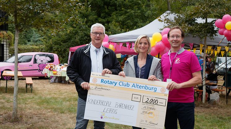 Der Vorstandsvorsitzende des Bärenherz-Fördervereins, Hubertus von Erffa, freut sich über die Spende in Höhe von 2.000 Euro vom Altenburger Rotary Club.