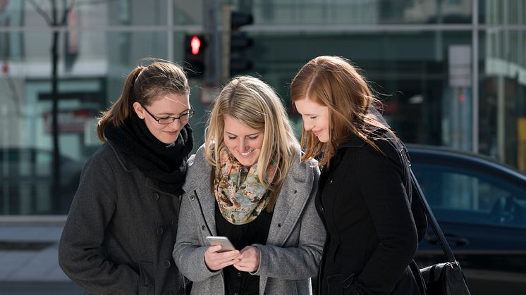 Pedestrians Crossing Streets: Distraction by Smartphone poses risks