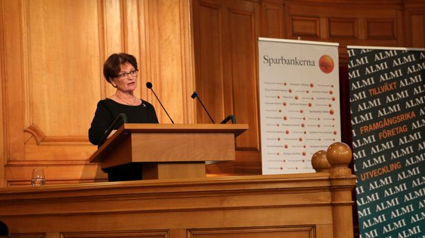 Ewa Andersen vd Sparbankernas Riksförbund talar på Womengage