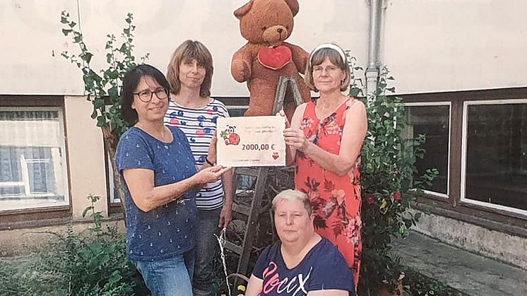 Heike Ulbrich (2.v.l.) und Schulleiterin Silvia Bretschneider (r.) von der 3. Grundschule übergaben 2.000 Euro an Kerstin Stadler (l.) und Ehrenamtlerin Christine Jentzsch (2.v.r.) vom Kinderhospiz Bärenherz (Fotos: 3. GS)