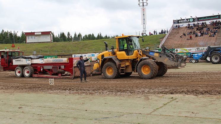 Volvo L60G - full pull under Målilla Tractor Power Meet