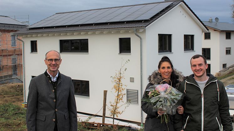 In Rohr i. NB ging heute die 300.000. Photovoltaik-Anlage des Bayernwerk ans Netz. Technik-Vorstand Dr. Egon Westphal gratulierte Daniela und Pascal Birkner zum neuen Eigenheim und zum Anschluss ihrer neuen Solaranlage.