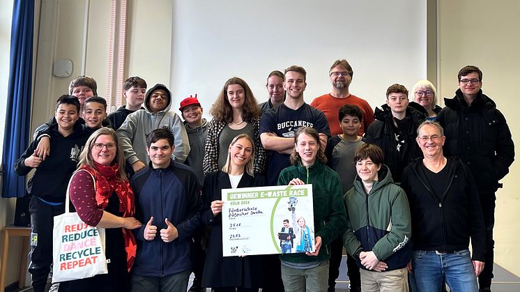 Jana Schirnick, Zurich Gruppe Deutschland, mit Eva Sanchez, projektverantwortliche Lehrerin, mit weiteren Lehrkräften sowie Schülerinnen und Schülern der Gewinnerschule "Förderschule Zülpicher Straße" bei der Siegerehrung des E-Waste Race Köln