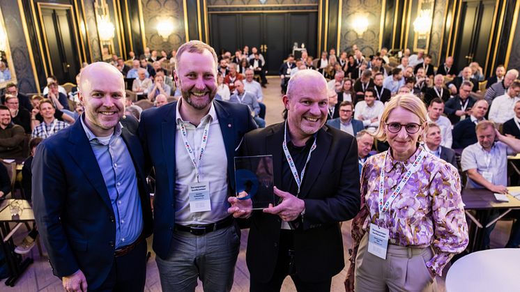 Prisutdeler Rolf Iver Mytting Hagemoen (til venstre) med Michael Schlemminger fra Aneo Industry, Vebjørn Nilsen fra Felleskjøpet, og Hanne Louise Moe fra Aneo. Foto: Norsk Varmepumpeforening.