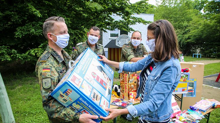 V.l.n.r.: Vom Team der Familienbetreuung Leipzig die beiden Stabsfeldwebel Conrad Döring und Heiko Stehr, Hauptmann Michael Schauer sowie Ulrike Herkner von Bärenherz (Foto: Bundeswehr/Weinrich) 