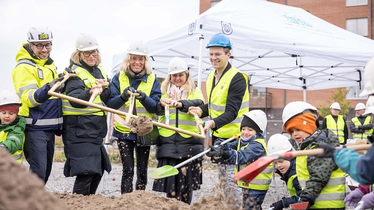 Hög energi när det första spadtaget togs på skyttelns förskola av JSB Construction AB, Uppsala Kommun Skolfastigheter AB tillsammans med lokalpolitiker och med hjälp av förskolebarn. Foto: Lilla produktionsbolaget