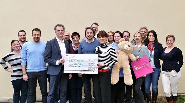 Mitarbeiter der GET AG übergeben Mona Meister (im Vordergrund, Mitte) eine Spende für das Kinderhospiz Bärenherz Leipzig, Foto: GET AG