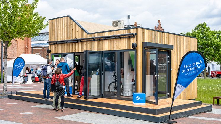 Wissenschaft sichtbar machen, Forschungsergebnisse veranschaulichen, in Kontakt treten mit Forschenden und Bürger/-innen: Das sind die Ziele der ScienceBox, dem Showroom des Innovation Hub 13 an der TH Wildau. Bild: TH Wildau