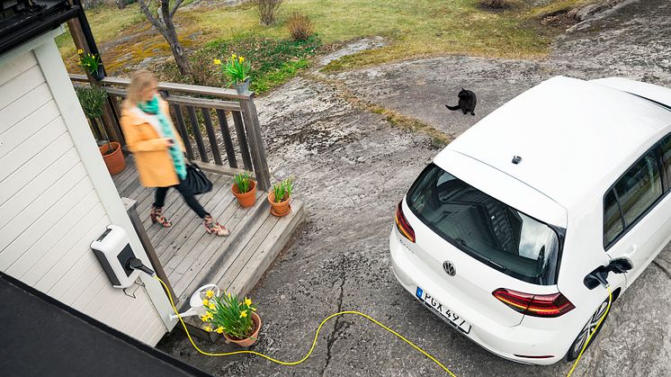 Volkswagen vill elektrifiera Sverige – bjuder på laddboxen inklusive installation.