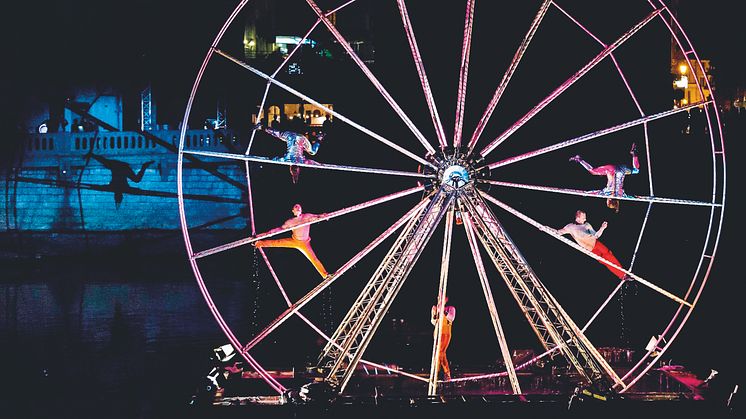 Eine faszinierende Show mit dem schwimmenden Riesenrad gibt es bei der Neuhardenberg-Nacht. Foto: Foto Compagnie Louxor.