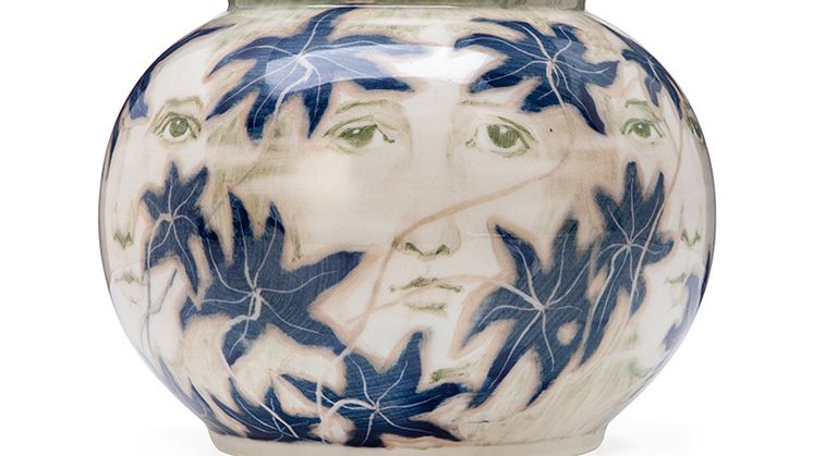 Gerhard Heilmann- Cirkulær vase af porcelæn, dekoreret i farver med ansigter og slyngblade. Sign. G. Heilmann. Royal Copenhagen, 1892.jpg