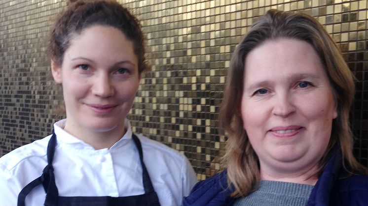 Kocken Sofia Bodovic Olsson på vRÅ i Göteborg med biodlaren Helen Brunestål Martinsson som driver biodlingen Nasseröds Bigårdar i Hamburgssund. Foto: Ulla Tillgren.