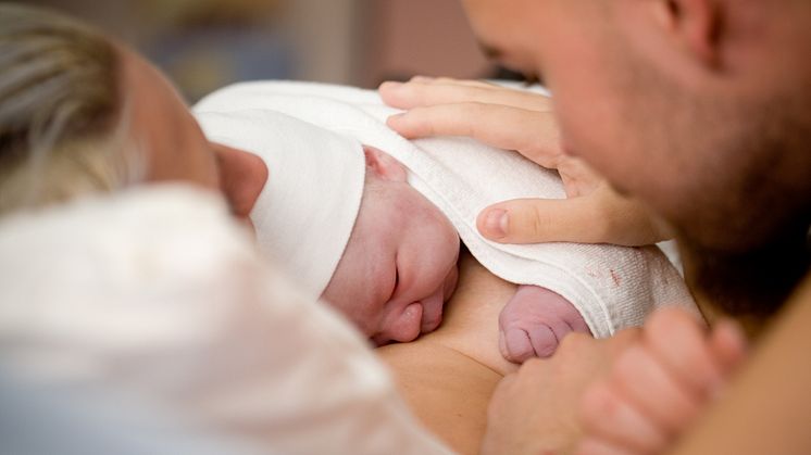 Rekordfå barn föds – här är kommunerna som går emot trenden