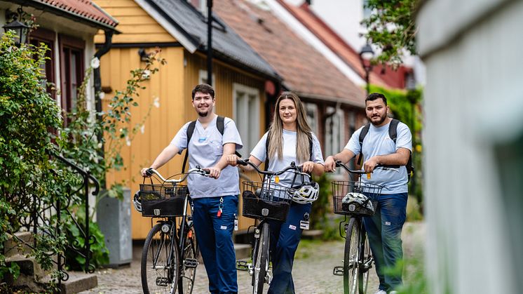 Medarbetare på hemvårdsförvaltningen. Från vänster: Nicolas Christiansson - vårdbiträde, Nikolina Bjelovuk - undersköterska, Ayman Hasan - vårdbiträde. Foto: Joakim Leihed.