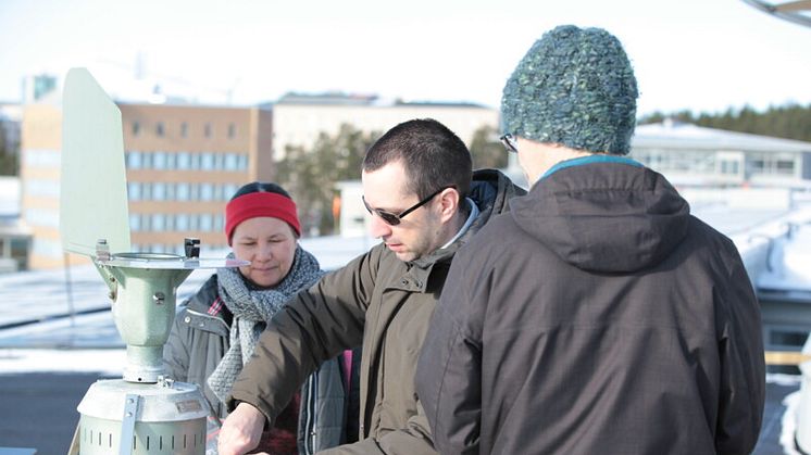 Fr v Natuschka Lee, Christos Katrantsiotis, forskare vid Umeå universitet tillsammans med Björn Gedda från Naturhistoriska Riksmuseet vid pollenfångaren som står på taket till Samhällsvetarhuset vid Umeå universitet. Foto. Per Melander.