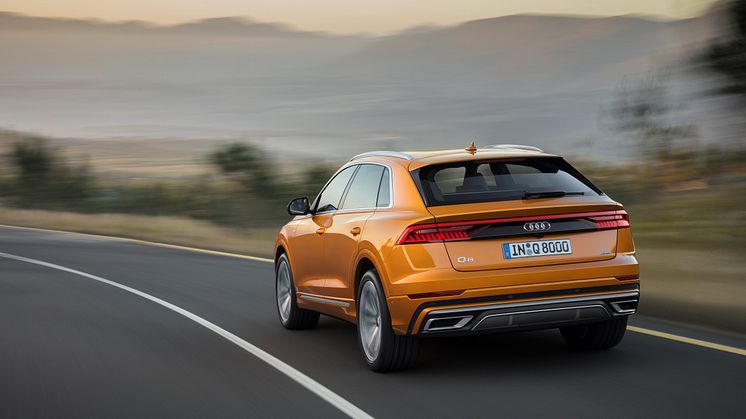 Audi Q8 (dragon orange) bagfra dynamisk