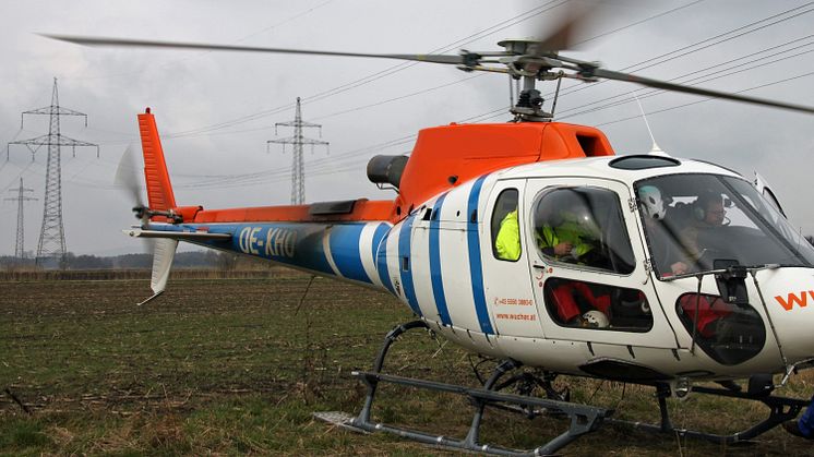 Mit dem Helikopter wurden die Seile auf der neuen 110-kV-Hochspannungsleitung bei Straubing montiert.