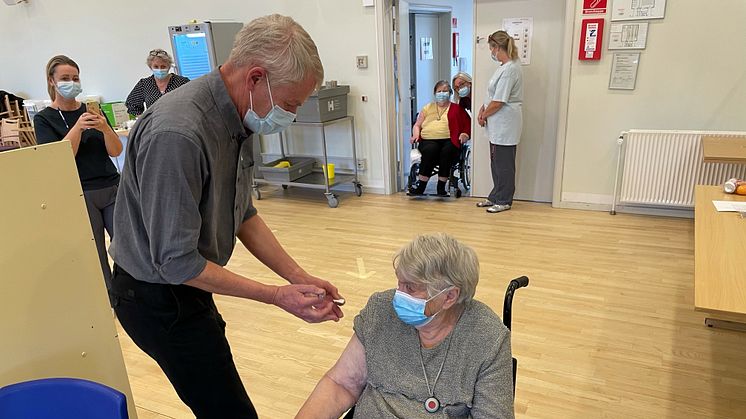 Praktiserende læge Thomas Fogh-Andersen giver vaccinationen til 89-årige Inge Hjerrild.