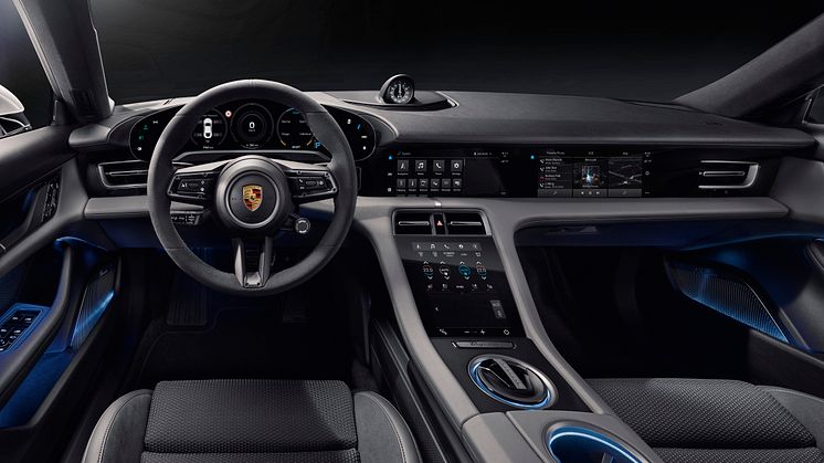 Interiören i den helelektriska sportbilen Porsche Taycan. Klassiska designdetaljer har omtolkats och förts in i den digitala åldern.