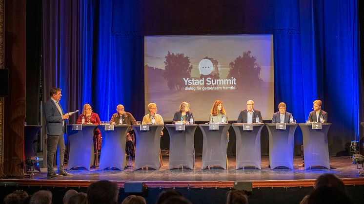 Johan Wester moderererar en paneldiskussion med regionpolitiker på Ystad Summit 2022.