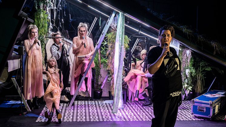 Kristoffer Olsen spelar rolla som den erkekriminelle bordelleigaren Mackie Kniven i Tolvskillingsoperaen. På scenen står også dokker i lag med skodespelarane. Foto: Dag Jenssen.