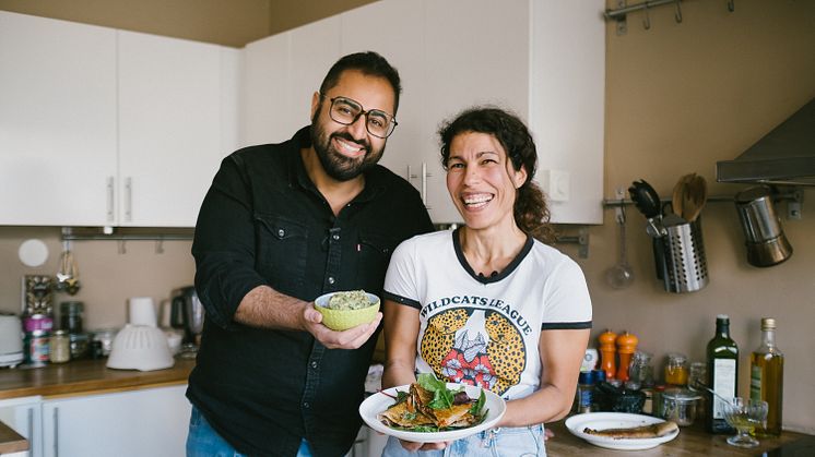 Amir Kherimand lär sig laga hyresgästen Alexandra Kamblers paradrätt, Quesadillas.