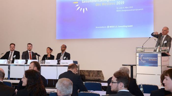 Diskutierten die Digitalisierung der Reha: Heiko Gerber, Benedikt Simon, Jessica Hanneken, Jared Sebhatu, Joachim Stapper-Müer (v.l.). Foto: WISO/Schmidt-Dominé 