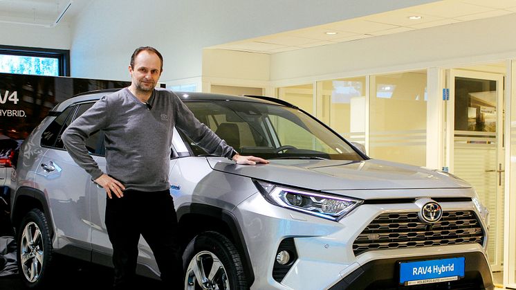 Steinkjer: Salgssjef Tore Suul hos Holberg Auto er klar for lansering av nye RAV4 Hybrid.