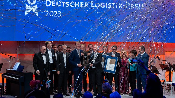 Burkhard Eling, Dachser CEO, and Prof. Dr. Dr. h.c. Michael ten Hompel, Executive Director of the Fraunhofer IML, accept the German Logistics Award together with the Fraunhofer IML and Dachser teams.