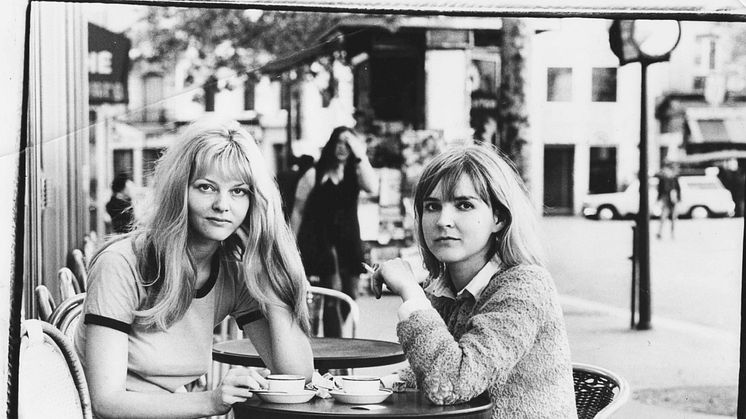 På bilden, på café i Paris 1969 med min vän Ulla