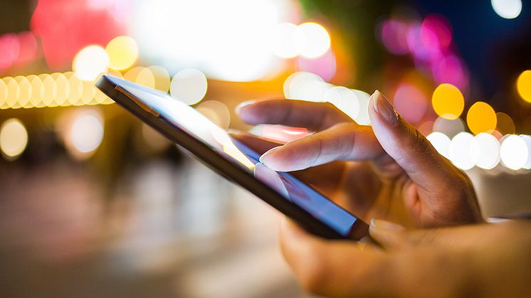 ​Fler än var tredje svensk kollar mobilen mitt i natten