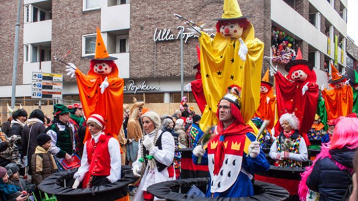 Karneval: Diese Versicherungen leisten im Schadenfall 