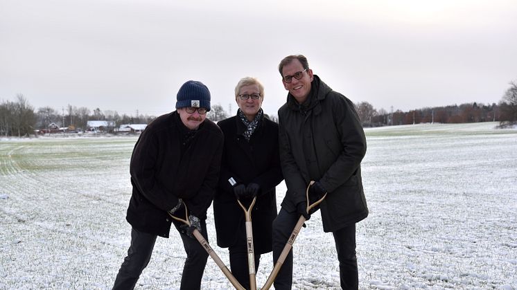 Det första spadtaget togs gemensamt av Lars Stjernkvist (s), kommunstyrelsens ordförande i Norrköping, Charlotta Gromulski, platschef för Martin & Servera i Norrköping samt Nils Rydh, projektansvarig på fastighetsbolaget Wilfast