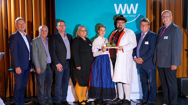 WWKULTURPREIS22 (v. l.): Jürgen Noch, WW, Laudator Hans Jacobshagen, Frank Harmening, Bürgm. Heeßen, Vera Slawitschek, Marleen Baule-Steinmeyer und Martin Slawitschek, Dorfjugend, Bernd Schönemann. Samtge. Eilsen, Hartmut Krause, Samtgemeindebürgerm.