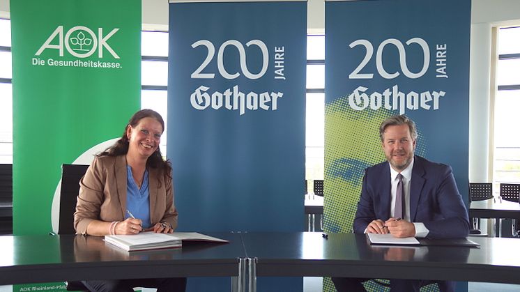 Die Vorstandsvorsitzende der AOK Rheinland-Pfalz/Saarland  Dr. Martina Niemeyer und der Vorstandsvorsitzende der Gothaer Krankenversicherung Oliver Schoeller unterzeichnen die Kooperationsvereinbarung. 
